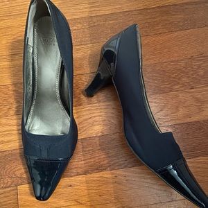 Joan & David Navy pumps Sz.9.5
